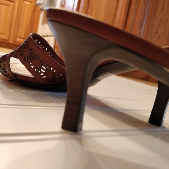 Coldwater Creek leather slides/sandals - Picture 3 of 5